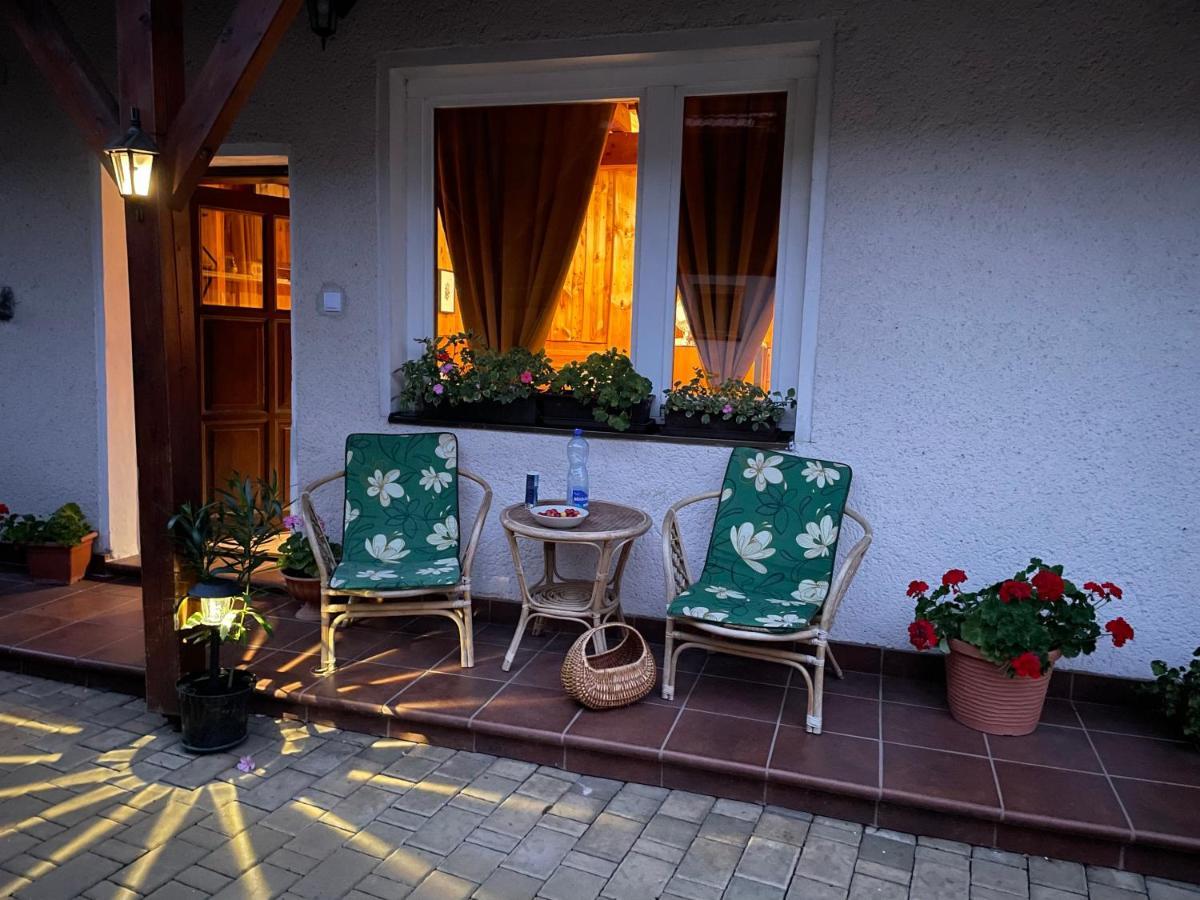 Cosy Apartment In Family Compound Turany Exteriör bild